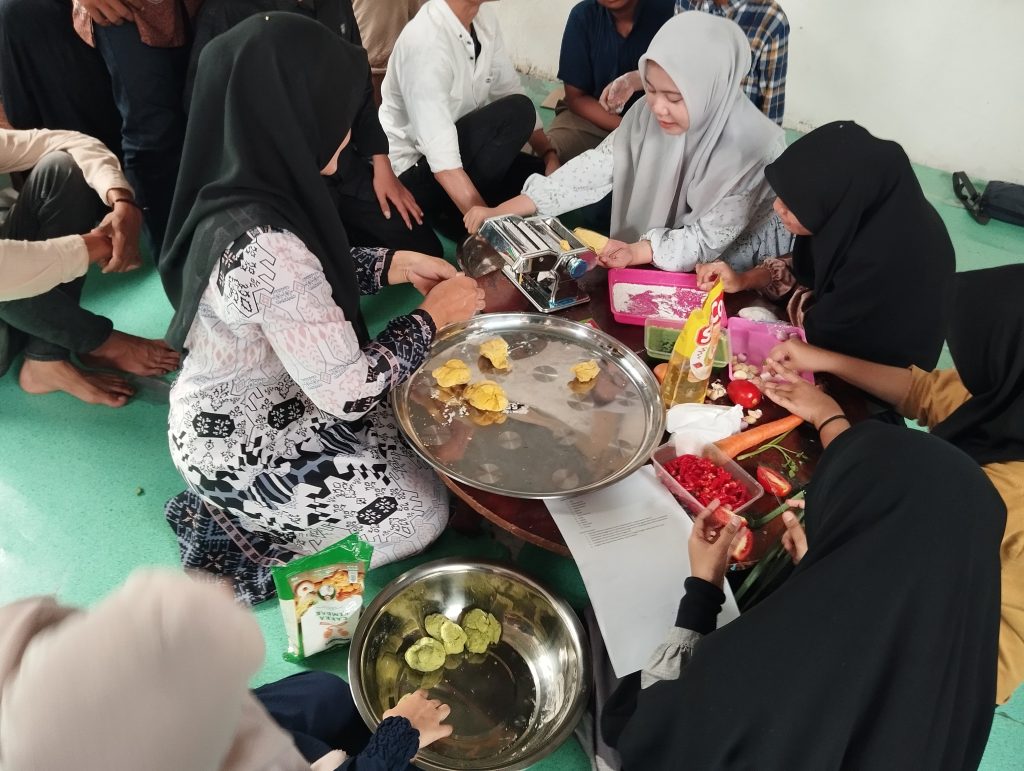 Stimulus Jiwa Wirausaha: Warga Belajar Paket A dan B PKBM RUMAN Aceh Ikuti Pelatihan Pembuatan Mie Sehat